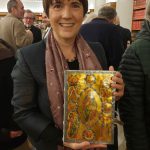 Ilona Munique hält die Faksimile-Ausgabe des Bamberger Psalters in Händen