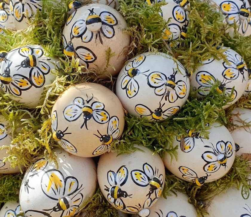 Ostereier mit Bienen, gesehen in Diepersdorf bei Nürnberg